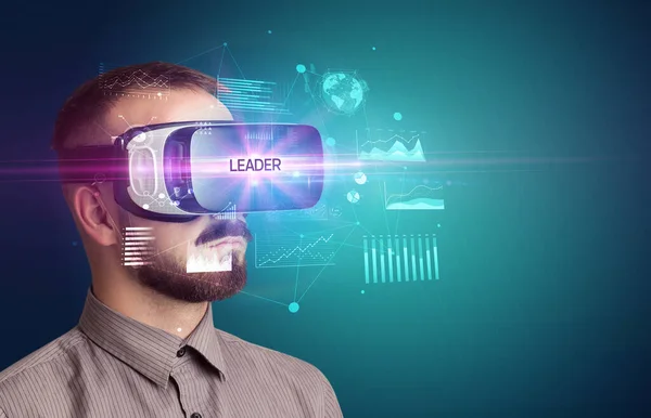 Hombre de negocios mirando a través de gafas de realidad virtual — Foto de Stock