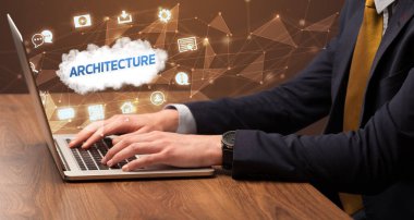 İşadamı dizüstü bilgisayarla çalışıyor