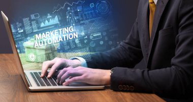 Dizüstü bilgisayarda çalışan iş adamı