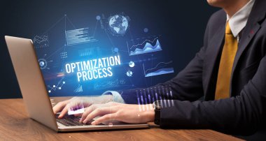 Dizüstü bilgisayar ve iş konsepti üzerinde çalışan iş adamı