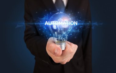 Elinde ampul tutan bir iş adamı.