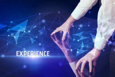 İş adamı dev ekrana dokunuyor