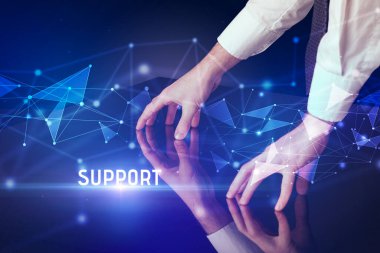 İş adamı dev ekrana dokunuyor