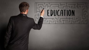 İş adamı labirent çiziyor