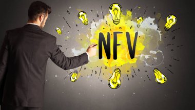 Adam renkli ampul çiziyor.