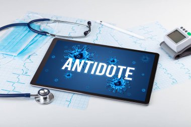 Beyaz yüzeyde tablet pc ve doktor araçları