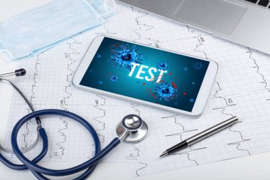Beyaz yüzeyde tablet pc ve doktor araçları