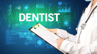 Genç doktor notlar yazıyor.