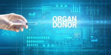 Doktorların elinde şırınga olan beyaz bir eldivenle yakın plan görüntüsü.