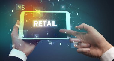 Alışveriş yazısıyla el ele tutuşma tabletinin yakın çekimi