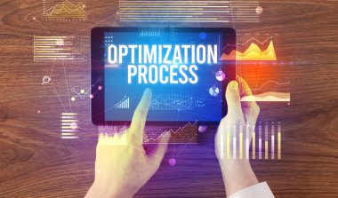 İşletme yazıtlı tableti tutan ellerin yakın çekimi