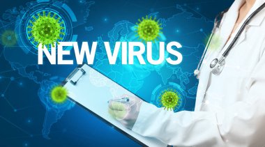 Doktor tıbbi kayıtları dolduruyor.