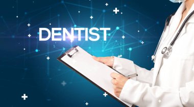 Doktor tıbbi kayıtları dolduruyor.