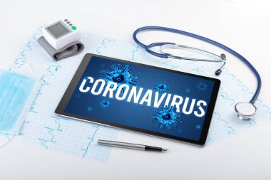 Beyaz yüzeyde tablet pc ve doktor araçları