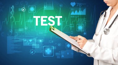 Genç doktor notlar yazıyor.