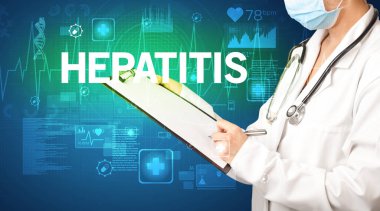 Genç doktor notlar yazıyor.