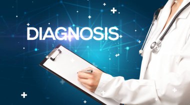 Doktor tıbbi kayıtları dolduruyor.