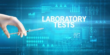 Doktorların elinde şırınga olan beyaz bir eldivenle yakın plan görüntüsü.