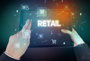 Alışveriş yazısıyla el ele tutuşma tabletinin yakın çekimi