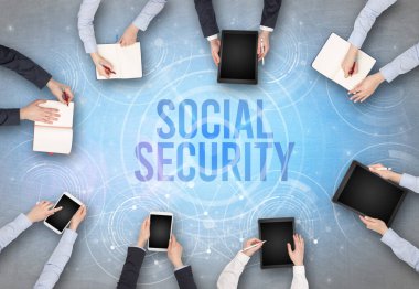 Bir dizüstü bilgisayarın önünde bir grup insan, güvenlik kavramı