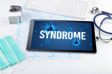 Beyaz yüzeyde tablet pc ve doktor araçları