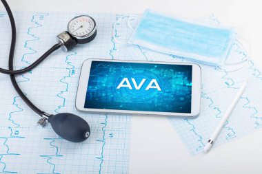 Tıbbi kısaltmalı bir tabletin yakın plan görüntüsü