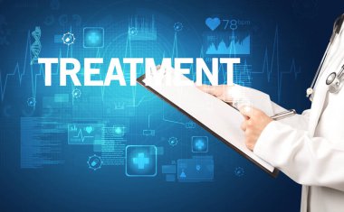 Genç doktor notlar yazıyor.