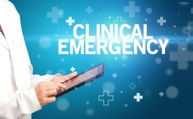 Doktor panoya notlar yazar.