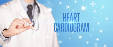 İlaç veren bir doktorun yakın çekimi.