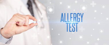 İlaç veren bir doktorun yakın çekimi.