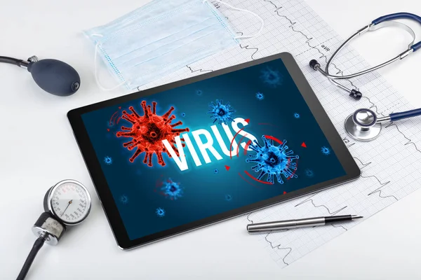 Tablet-PC und Arztwerkzeuge auf weißer Oberfläche — Stockfoto