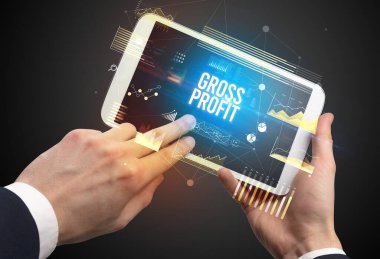 İşletme yazıtlı tableti tutan ellerin yakın çekimi