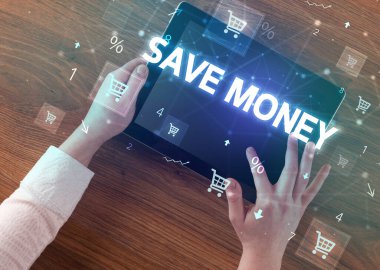 Alışveriş yazısıyla el ele tutuşma tabletinin yakın çekimi