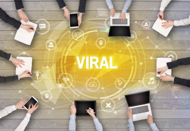 Bir grup insan toplantı yapıyor.