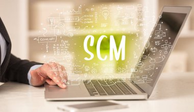 Eller yeni modern bilgisayarda çalışıyor.