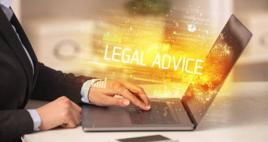 Dizüstü bilgisayarda çalışan iş adamlarının yakınlaşması