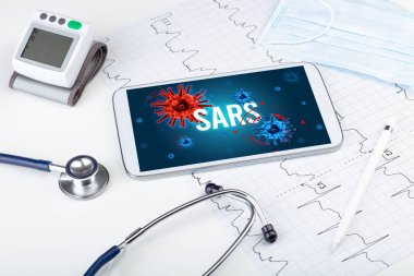 Beyaz yüzeyde tablet pc ve doktor araçları