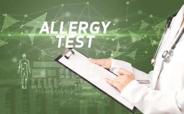 Doktor panoya notlar yazıyor, tıbbi teşhis konsepti.