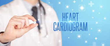 İlaç veren bir doktorun yakın çekimi.