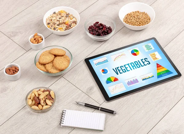 Alimentos orgânicos e tablet pc — Fotografia de Stock