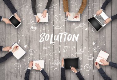 Ofiste çalışan bir grup iş adamı