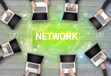 Bir grup insan toplantı yapıyor.