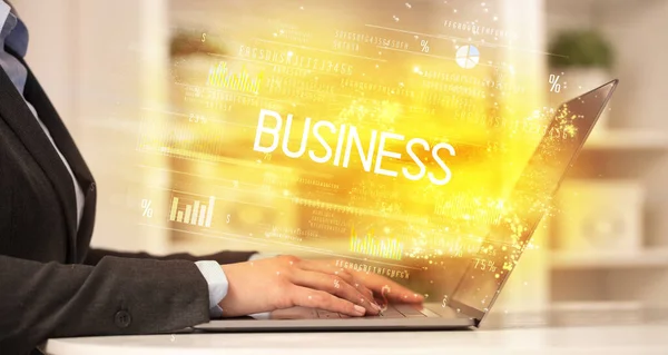 Closeup van zakenman handen werken op laptop — Stockfoto