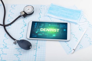 Tablet bilgisayar ve tıbbi malzemeler.