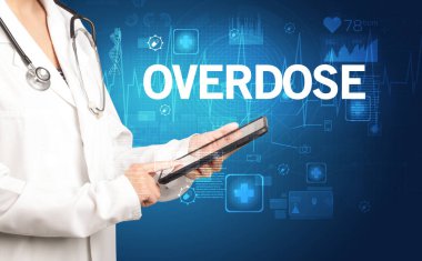 Genç doktor notlar yazıyor.