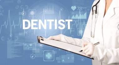 Genç doktor notlar yazıyor.