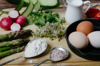Frittata kuşkonmaz ingrediens ile
