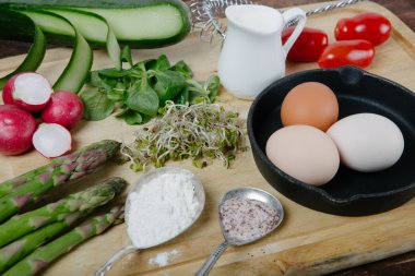 Frittata kuşkonmaz ingrediens ile