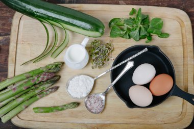 Frittata kuşkonmaz ingrediens ile