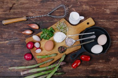 Frittata kuşkonmaz ingrediens ile